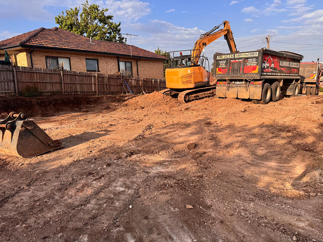 Excavation Services Melbourne – Site Cutting and Ground Preparation Excavator moving soil and leveling land at a Melbourne site, ensuring accurate site cuts for building projects.