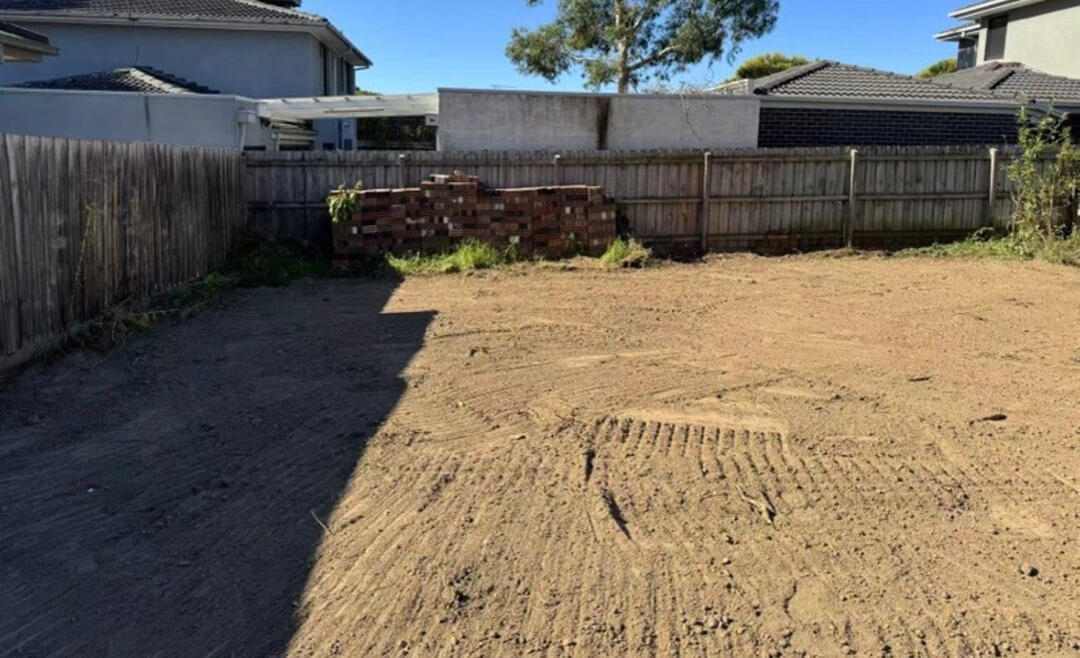 Melbourne Site Preparation – Excavator Site Cuts and Earthworks Excavator performing precise site cuts in Melbourne, flattening ground for residential and commercial construction projects.